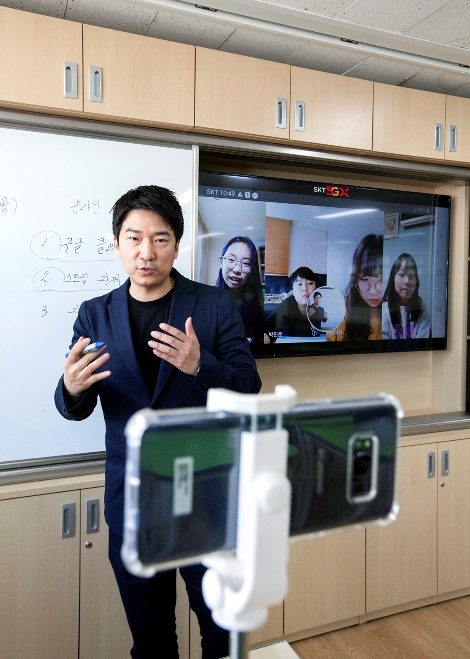 신풍초등학교 교사와 학생들이 ‘서로’ 가상교실을 시연 하는 모습. 사진=SK텔레콤