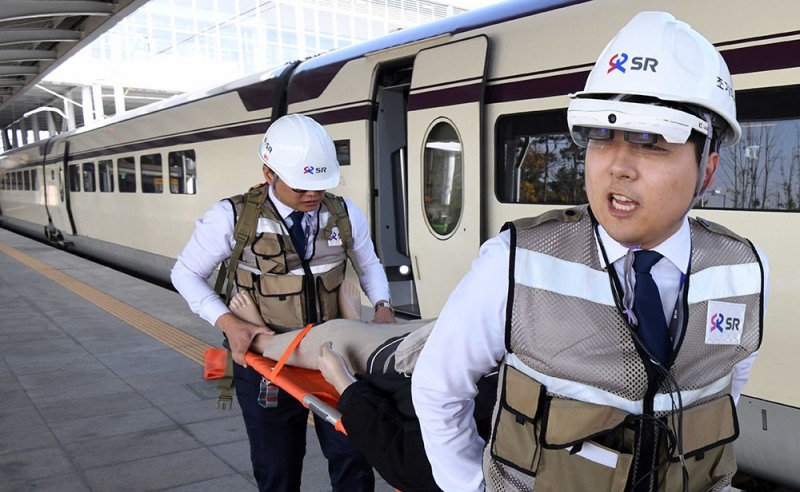수서발고속열차 SRT 운영사 SR(대표이사 권태명)은 5G 기술을 활용한 재난 현장을 실시간 영상으로 전송함으로써 신속한 현장상황 파악 및 즉각적인 조치가 가능한 재난대응 시스템을 선보인다.(사진=SR)