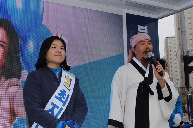 청학동 서당 김봉곤 훈장이 11일 최지은 후보 지지 유세를 하고 있다.(사진제공=최지은 후보 캠프)