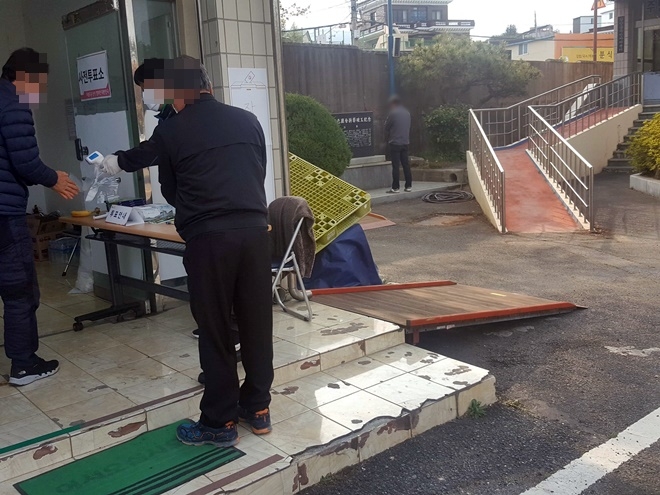 기장 지역 일부 사전투표소 경사로 출입구에 안내데스크 설치.(사진제공=기장장애인자립생활센터)