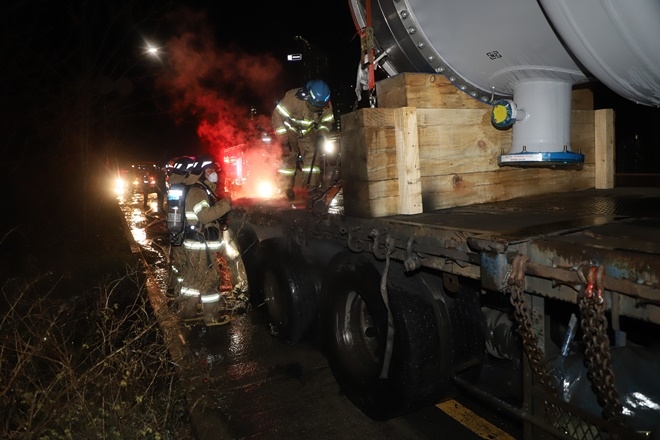 트레일러 차량 화재를 진화하고 있다.(사진제공=울산소방본부)