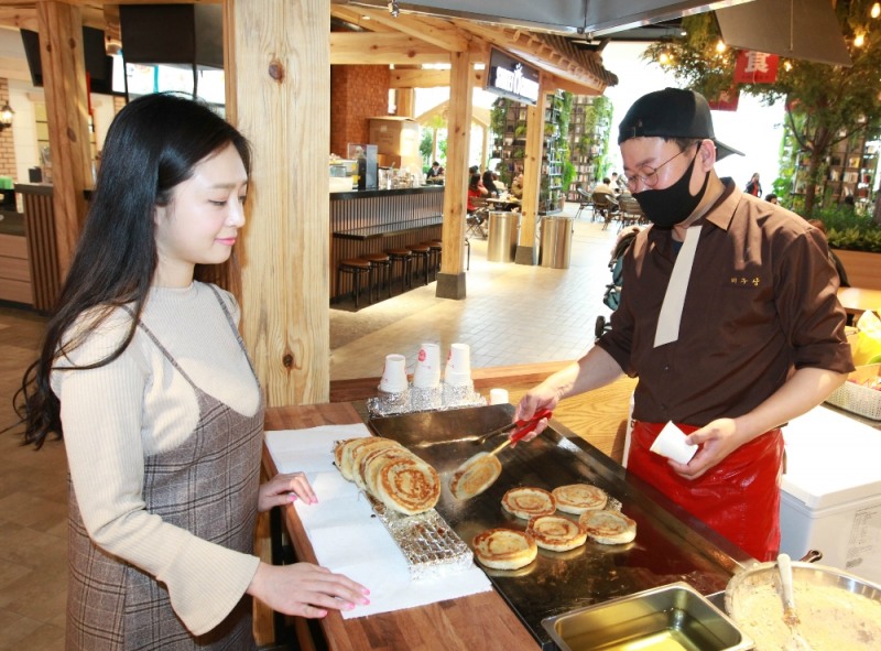 롯데몰 수지에 오픈한 ‘미구당’에서 호떡을 직접 굽고 있는 ‘호떡 달인’ 김진호 대표.(사진= 롯데자산개발)