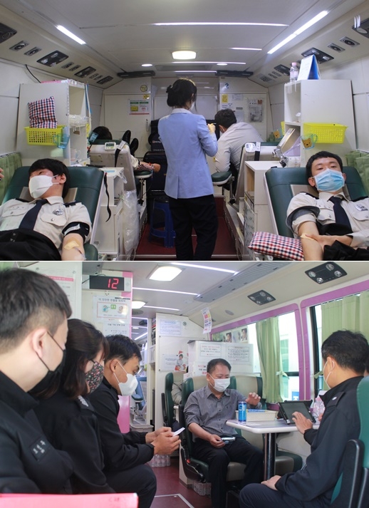 소방공무원과 사회복무요원들이 헌혈에 동참하고 있다.(사진제공=온산소방서)