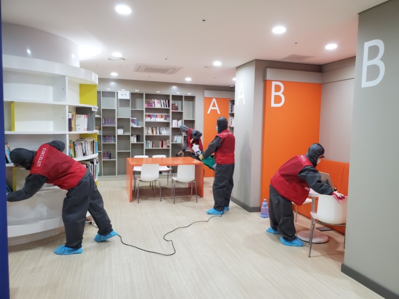 롯데건설이 흑석 뉴타운 롯데캐슬 에듀포레 아파트의 어린이 도서관을 방역 중이다.(사진=롯데건설)