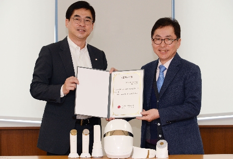 서울 영등포구 LG 트윈타워에서 열린 자문단 위촉식에서 LG전자 HE사업본부장 박형세 부사장(사진 왼쪽)과 박경찬 분당서울대학교병원 피부과 교수가 포즈를 취하고 있다. 사진=LG전자