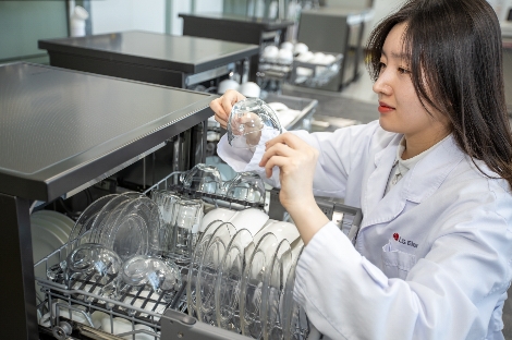 LG전자 연구원이 세척을 마친 그릇을 살펴보고 있다. 사진=LG전자