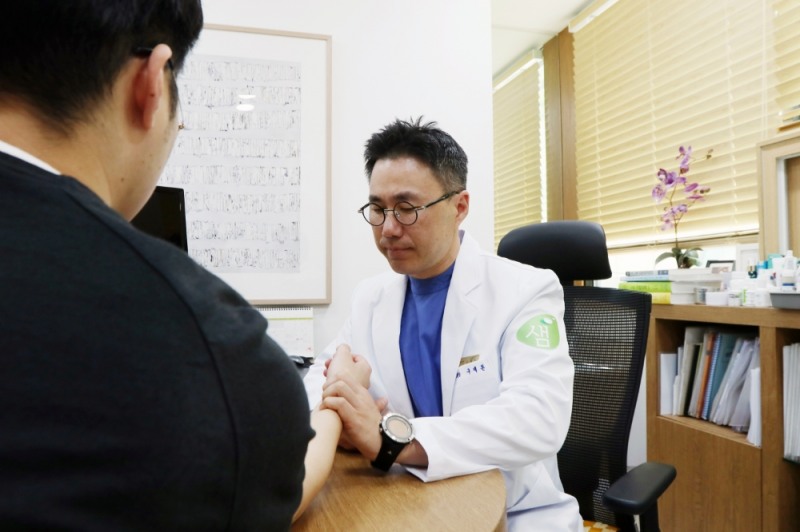 지루성피부염은 열대사장애… 봄철 피부 질환 '한방 치료' 관심