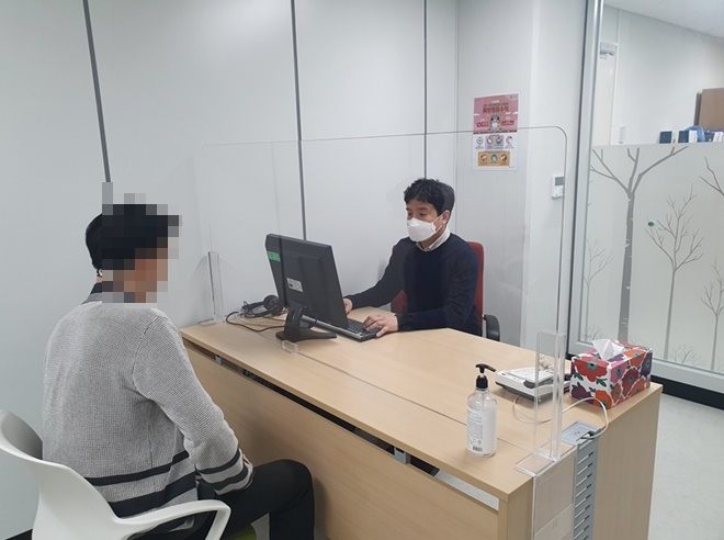 투명가림막을 설치하고 면담을 하고 있다.(사진제공=서울동부준법지원센터)