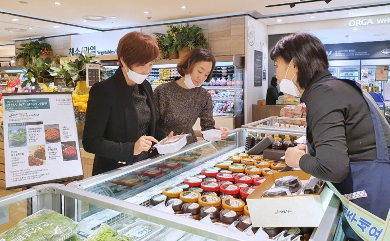 롯데백화점 안산점, '안산시 농가돕기 행사' 진행