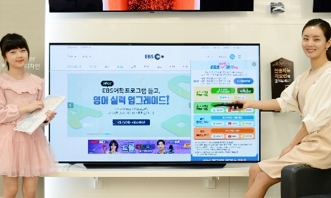 LG전자 모델들이 LG 올레드 AI ThinQ를 소개하고 있다. 사진=LG전자