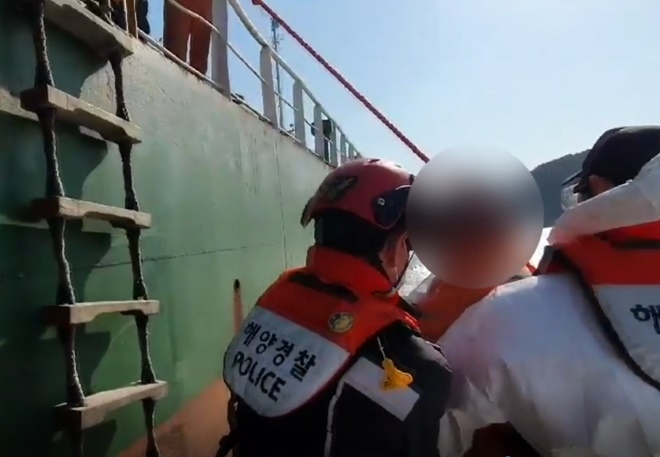 응급환자를 구조해 이송하고 있다.(사진제공=부산해양경찰서)