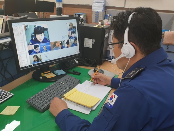 남해해경청 부산항공대 직원이 PC를 이용해 회의에 참여하고 있다.(사진제공=남해해경청)