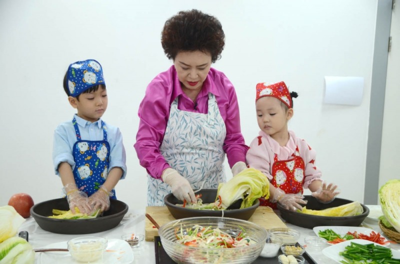한성식품 김치명인 김순자 대표, 집콕 어린이를 위한 백김치 ∙ 깍두기 레시피 소개