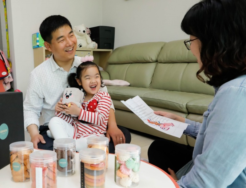 대림 가정의 달 행사에 참여한 임직원 자녀가 아빠가 써준 편지와 선물을 전달받고 있다.(사진=대림산업)