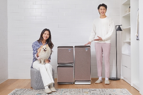 삼성전자 모델이 수원 삼성전자 디지털시티에서 반려동물을 키우는 가정에 최적화된 공기청정기 '무풍큐브 펫케어(Pet Care)' 신제품을 소개하고 있다. 사진=삼성전자