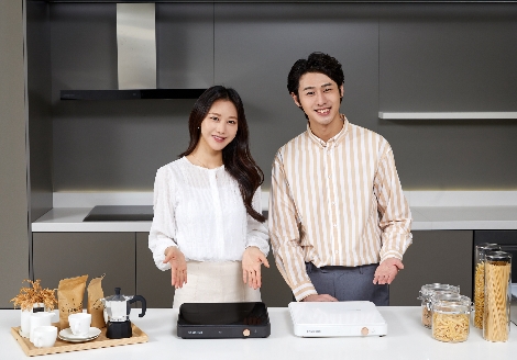 삼성전자 모델이 수원 삼성전자 디지털시티 프리미엄하우스에서 포터블 인덕션 ‘더 플레이트(The Plate)’ 1구 신제품을 소개하고 있다. 사진=삼성전자