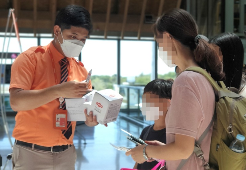 지난 4월22일 세부국제공항에서 제주항공 현지 직원이 세부~인천 탑승객들에게 손소독제와 마스크를 제공하고 있다.(사진=제주항공)
