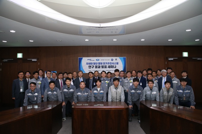 지난 6일 대우조선해양 옥포조선소에서 대우조선해양 박두선 부사장, 한국전기연구원 유동욱 부원장, 서울대학교 설승기 교수, 한국선급 김영석 단장 등 주요 관계자들이 참석한 가운데 차세대 첨단 함정 전기추진시스템 연구결과 발표회를 가졌다.(사진=대우조선해양)