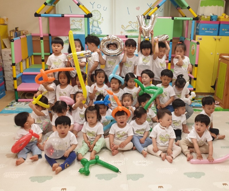 광주첨단2지구  ‘부영 사랑으로 어린이집’ 어린이들이 선물 받은 하트 티셔츠를 입고 있는 모습.(사진=부영그룹)