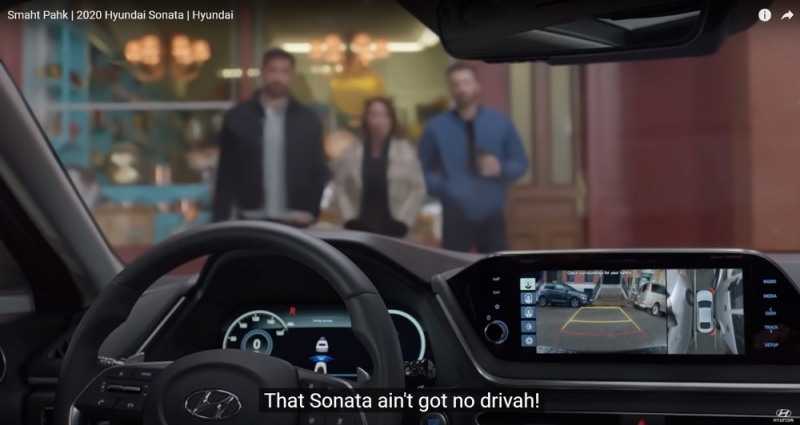 현대차 미국판매법인(HMA)이 제작한 TV 광고 ‘스마트 파크(Smaht Pahk)’에서 쏘나타가 원격 스마트 주차 보조(RSPA) 기능을 활용해 주차하는 모습.(사진=현대자동차그룹)