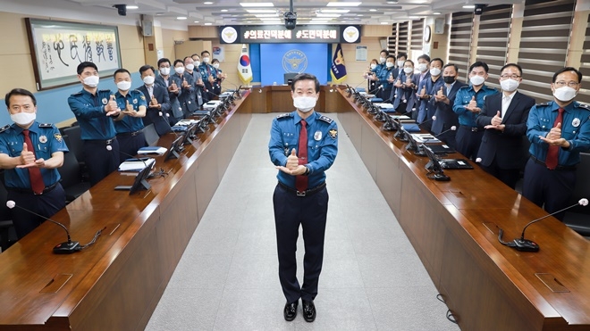진정무 경남경찰청장 등 직원들이 덕분에 챌린지에 동참하고 있다.(사진제공=경남경찰청)