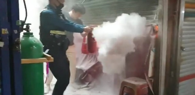 경찰이 소화기로 화재를 진화하고 있다.(왼쪽 검은색 반팔티 박의진 순경)