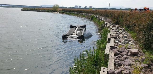 강물로 추락 전복 승용차.(사진제공=부산경찰청)