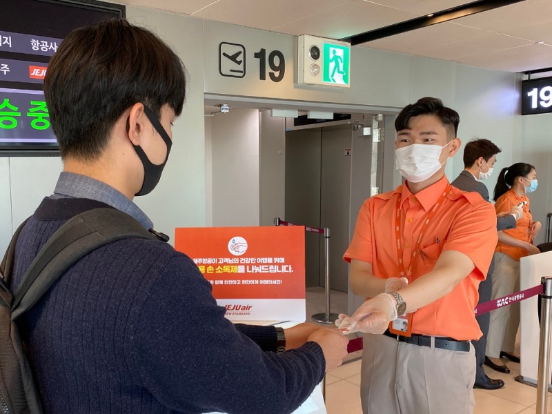 김포공항 제주항공 탑승구에서 탑승객들에게 손소독제를 나눠주고 있다.(사진=제주항공)