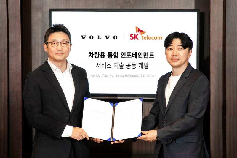 볼보자동차코리아 이윤모 대표이사(좌), SK텔레콤 이종호 모빌리티 사업단장(우)