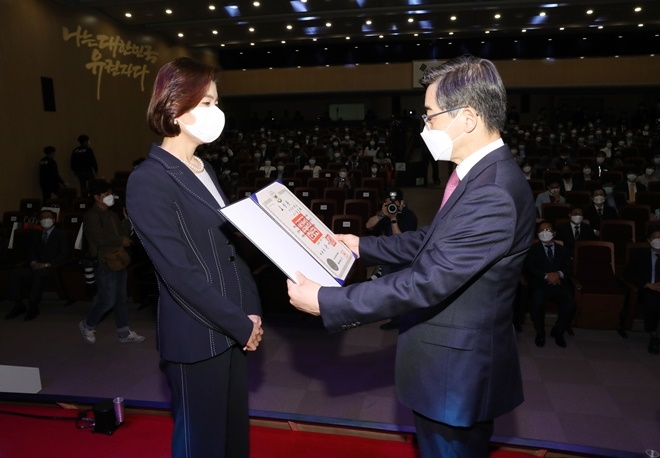 권순일 중앙선거관리위원회위원장(사진우측)이 김도희 위원에게 직접 ‘근정포장’을 수여하고 있다.(사진제공=울산시선거관리위원회)