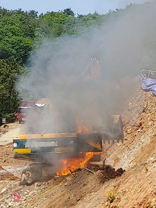 포크레인 뒷부분에 연기가 피어오르고 있다.(사진제공=부산경찰청)