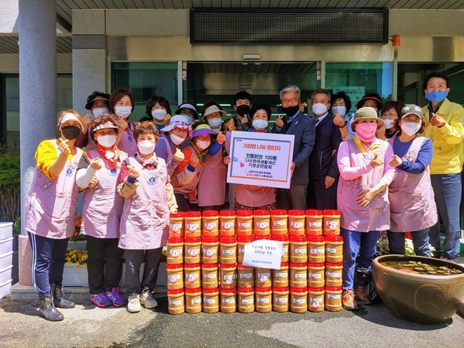 (사)한국생활개선기장군연합회가 직접 담근 전통된장 250kg 기부하며 기념촬영.(사진제공=부산 기장군)