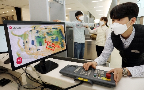 LG사이언스파크에 위치한 LG디스플레이 연구소에서 AI가 엑스레이 사진을 분석해 보안담당자에게 전달한 모습. 사진=LG CNS