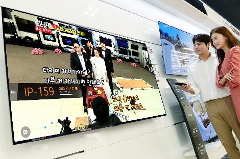 모델들이 LG 채널을 소개하고 있다. 사진=LG전자