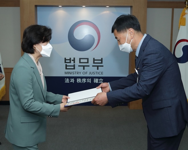 추미애 법무부장관(왼쪽)이 13일 정부과천청사에서 개최된 ‘제6회 대한민국 공무원상’ 정부포상 전수식에서 손성진 보호사무관(오른쪽)에게 대통령 표창을 수여하고 있다.(사진제공=법무부)