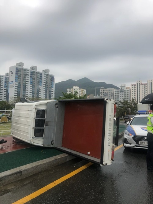 낙동강 하구언다리 빗길 좌 전도사고현장.(사진제공=부산경찰청)