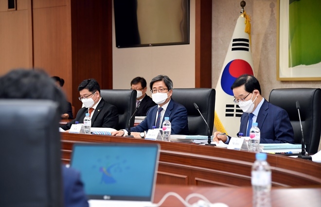 의장(대법원장) 및 위원 9명 중 8명 이 참석한 가운데 사법행정자문회의 제6차 회의(임시회의)를 열고 있다.(사진제공=대법원)