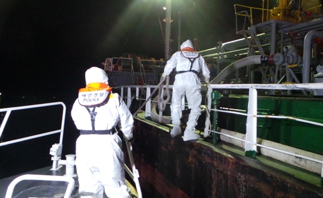 부산해경이 남외항 정박 선박 응급환자 긴급구조에 나서고 있다.(사진제공=부산해양경찰서)