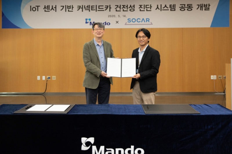 만도 F3랩 실장 박규식 상무(오른쪽)와 쏘카 원종필 기술총괄책임자(왼쪽)가 14일 판교 만도 글로벌 R&D 센터에서 'IoT 센서 기반 커넥티드카 건전성 진단 시스템 공동 개발 MOU' 체결 후 기념 촬영을 하고 있다.