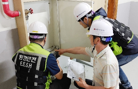 LG전자 담당자가 협력사의 화재 사고 예방을 위해 현장에서 소화전을 점검하고 있다. 사진=LG전자
