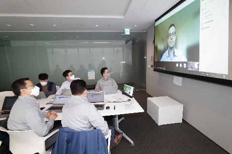 KT AI BigData서비스담당 변형균 상무(왼쪽 첫 번째)와 빌&멜린다 게이츠 재단 혁신기술 솔루션 담당 이사 댄 와튼도프(Dan Wattendorf)(화면 속) 등 관계자들이 ICT 기반 감염병 대응 연구를 위한 화상미팅을 진행하고 있다. 사진=KT