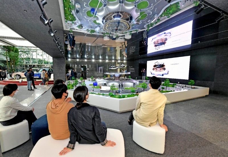 현대차 임직원들이 본사 1층 로비에 설치된 역동적 미래도시 구현을 위한 ‘스마트 모빌리티 솔루션’ UAM, PBV, Hub의 축소 모형물을 관람하고 있다.(사진=현대자동차그룹)