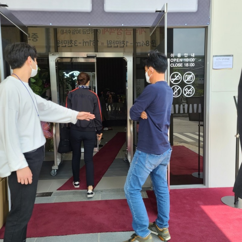 견본주택 내 출입구에 설치된 에어소독기, (사진=GS건설)