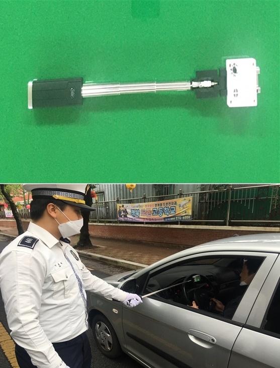 비접촉식 음주감지기로 측정하는 모습.(사진제공=대구경찰청)