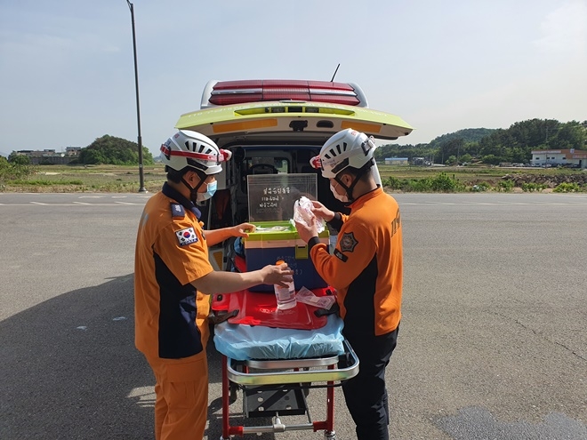 폭염구급대 장비를 점검하고 있다.(사진제공=경남도)