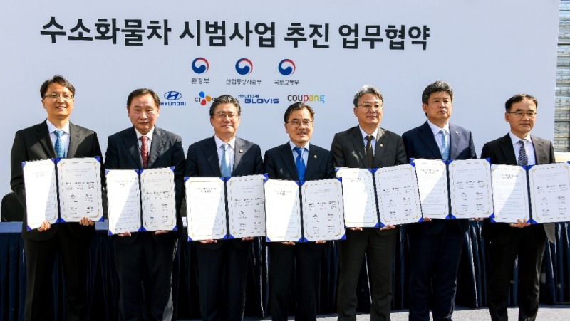 (왼쪽부터)쿠팡 박대준 대표이사, 현대차 한성권 사장, 산업통상지원부 정승일 차관, 환경부 홍정기 차관, 국토교통부 손명수 2차관, CJ대한통운 정태영 부사장, 현대글로비스 전금배 전무.(사진=현대자동차)