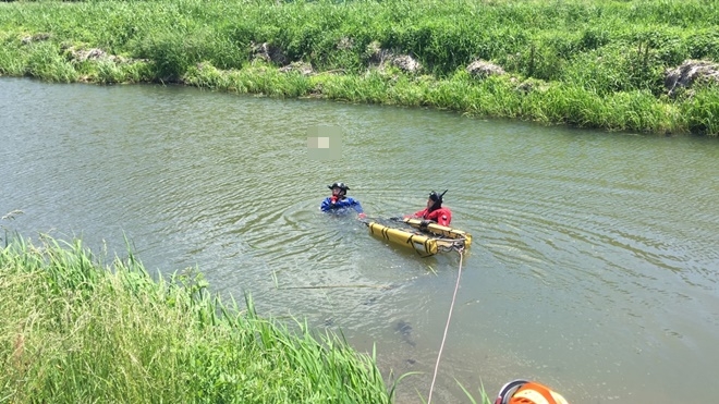 하천에 떠 있는 요구조자를 구조하고 있다.(사진제공=울산소방본부)