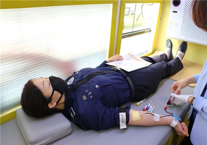 헌혈에 동참하고 있다.(사진제공=정읍교도소)