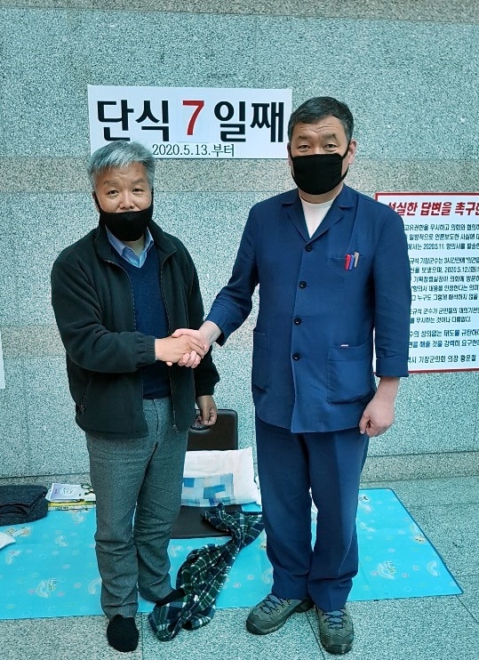 황운철 기장군의회 의장(사진왼쪽)과 오규석 기장군수가 소통을 위해 손을 맞잡고 있다.(사진제공=부산 기장군)