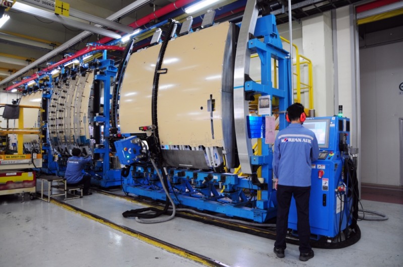 A350 항공기 카고 도어 조립장에서 대한항공 직원들이 작업하고 있는 모습.(사진=대한항공)